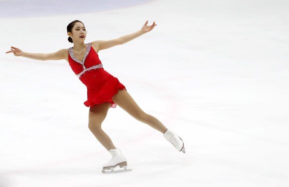 30일 서울 목동 아이스링크에서 열린 KB금융 피겨스케이팅 코리아챌린지 대회 2018 평창동계올림픽 대표선수 1차 선발전. 여자 시니어 싱글에 출전한 최다빈이 연기를 펼치고 있다.  연합뉴스