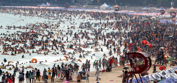 본격적인 휴가철을 맞은 30일 오후 부산 해운대구 해운대해수욕장에서 피서객들이 물놀이를 즐기고 있다.  연합뉴스