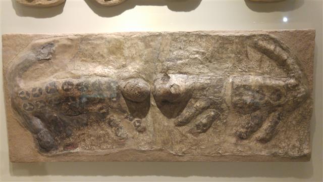표범 한 쌍을 묘사한 부조(기원전 6세기).