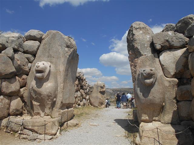 그리스 미케네 유적 출입문인 사자의 문과 흡사한 사자의 문. 왼쪽의 사자 석상은 최근 복원된 것이다.