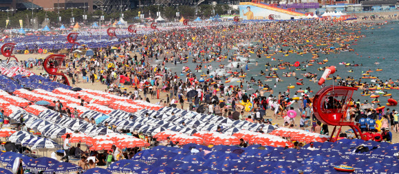 본격적인 휴가철을 맞은 30일 오후 부산 해운대구 해운대해수욕장에서 피서객들이 물놀이를 즐기고 있다.  연합뉴스