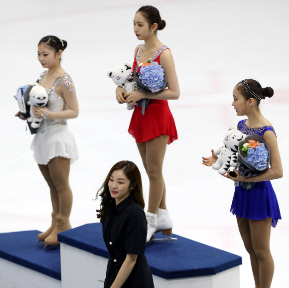 30일 서울 목동 아이스링크에서 열린 KB금융 피겨스케이팅 코리아챌린지 대회 2018 평창동계올림픽 대표선수 1차 선발전 여자 시니어 싱글 시상식.  우승을 차지한 최다빈과 2,3위 김하늘(왼쪽), 안소현이 김연아 전 피겨 금메달리스트의 축하를 받고 있다.  연합뉴스