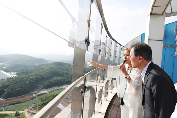 30일부터 6박7일 일정의 여름 휴가에 들어간 문재인(오른쪽 첫 번째) 대통령이 강원 평창을 방문해 관계자의 설명을 들으면서 동계올림픽 시설들을 살펴보고 있다. 청와대 제공