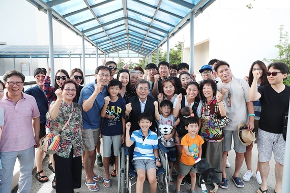 30일부터 6박7일 일정의 여름 휴가에 들어간 문재인(가운데) 대통령이 강원 평창을 방문해 시민들과 함께 기념 사진을 찍고 있다. 청와대 제공