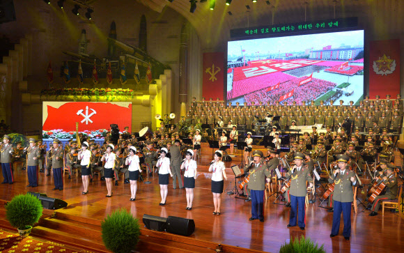 대륙간탄도미사일(ICBM)급인 ’화성-14형’ 2차 시험발사 성공을 경축하는 모란봉악단, 공훈국가합창단의 합동공연이 인민극장에서 열렸다고 조선중앙통신이 31일 보도했다.  연합뉴스