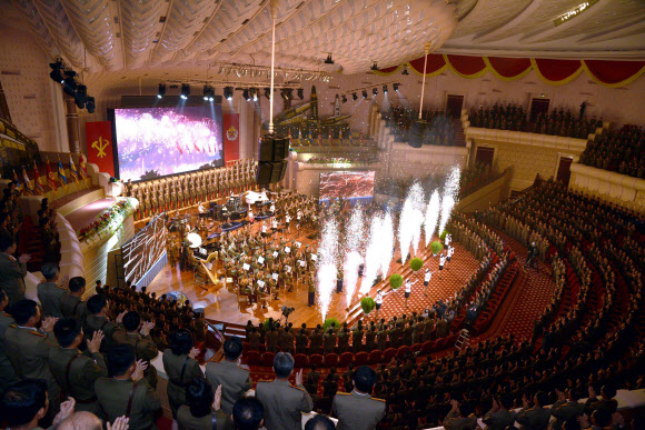 대륙간탄도미사일(ICBM)급인 ’화성-14형’ 2차 시험발사 성공을 경축하는 모란봉악단, 공훈국가합창단의 합동공연이 인민극장에서 열렸다고 조선중앙통신이 31일 보도했다.  연합뉴스