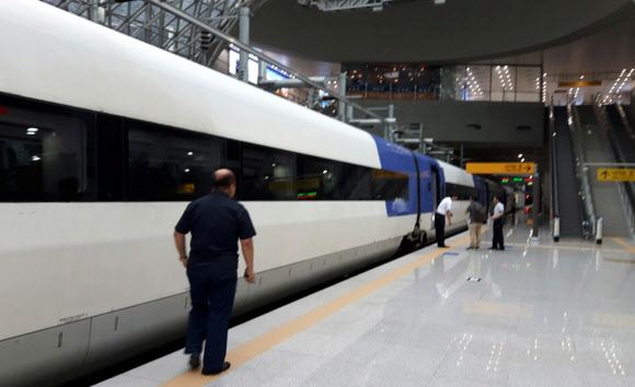 31일 오전 인천공항철도 서울 상암동 DMC역과 김포공항 사이에서 부산에서 출발해 인천공항을 향하던 KTX 열차가 멈춰서 같은 선로를 사용하는 공항철도 열차 운행이 1시간 지연됐다 운행을 재개 했다. 사진은 인천공항 역에서 선로 문제로 출발을 못하고 있는 KTX 열차.  독자 하치진씨 제공=연합뉴스