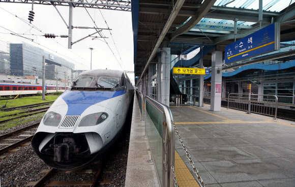 31일 오전 부산역을 출발해 인천국제공항역으로 향하던 KTX 열차가 원인을 알 수 없는 고장으로 디지털미디어시티(DMC)역과 김포공항 사이 선로에 멈춰섰다. 이 사고로 서울역∼인천공항역 하행선 구간의 공항철도 운행이 1시간 넘게 지연됐다가 오전 9시 20분께부터 정상 운행을 재개했다. 사진은 이날 수색역에 정차해 있는 해당 KTX 고장 열차.  연합뉴스