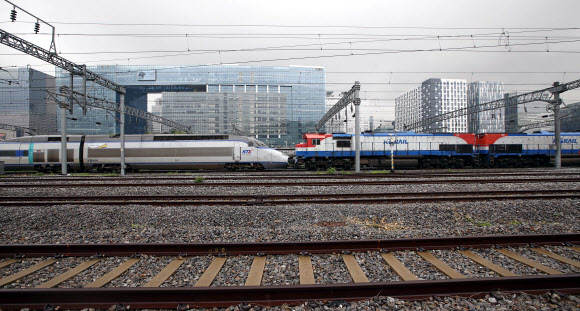 31일 오전 부산역을 출발해 인천국제공항역으로 향하던 KTX 열차가 원인을 알 수 없는 고장으로 디지털미디어시티(DMC)역과 김포공항 사이 선로에 멈춰섰다. 이 사고로 서울역∼인천공항역 하행선 구간의 공항철도 운행이 1시간 넘게 지연됐다가 오전 9시 20분께부터 정상 운행을 재개했다. 사진은 이날 수색역에 정차해 있는 해당 KTX 고장 열차.  연합뉴스