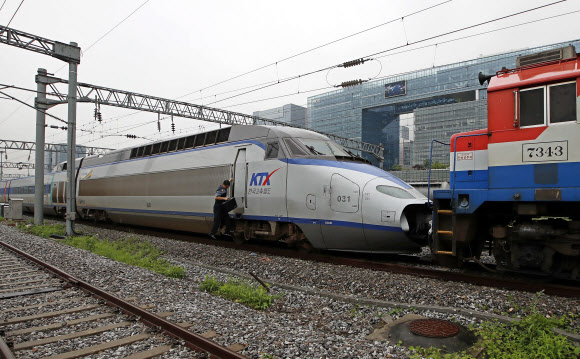 31일 오전 부산역을 출발해 인천국제공항역으로 향하던 KTX 열차가 원인을 알 수 없는 고장으로 디지털미디어시티(DMC)역과 김포공항 사이 선로에 멈춰섰다. 이 사고로 서울역∼인천공항역 하행선 구간의 공항철도 운행이 1시간 넘게 지연됐다가 오전 9시 20분께부터 정상 운행을 재개했다. 사진은 이날 수색역에 정차해 있는 해당 KTX 고장 열차.  연합뉴스