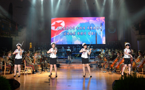 대륙간탄도미사일(ICBM)급인 ’화성-14형’ 2차 시험발사 성공을 경축하는 모란봉악단, 공훈국가합창단 합동공연이 리만건과 리병철 등 미사일 시험발사에 이바지한 국방과학 부문 일꾼들과 교원, 연구사들이 참석한 가운데 같은 날 인민극장에서 열렸다고 노동당 기관지 노동신문이 31일 전했다. 사진은 북한의 대남선전매체인 ’우리민족끼리’에 게재된 공연 모습.  연합뉴스