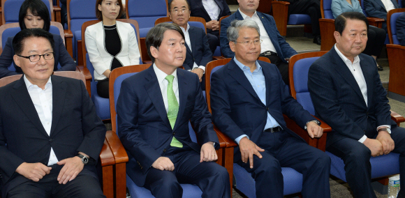 국민의당 안철수 전 대표가 31일 오후 국회에서 열린  제2차 비대위-국회의원 연석회의에 참석하고 있다.  이종원 선임기자 jongwon@seoul.co.kr