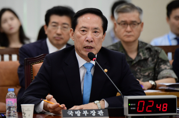 송영무 국방부장관이 31일 국회에서 열린 북한 ICBM미사일 발사 관련 긴급 국방위전체회의에 참석, 의원들의 질문에 답변을 하고 있다. 이종원 선임기자 jongwon@seoul.co.kr