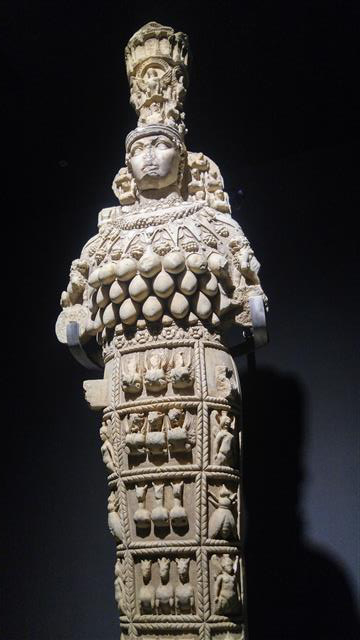 아나톨리아 토착 여신인 키벨레의 영향으로 24개의 젖가슴을 단 형상을 갖추게 된 아르테미스 조각상.