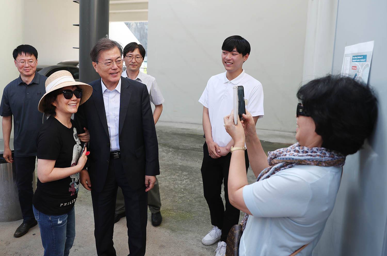 문재인 대통령 휴가 중 시민들과 기념사진