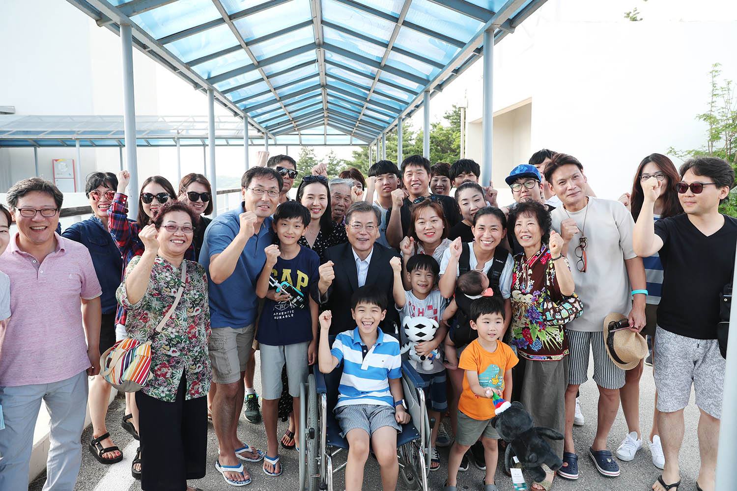 휴가 일정 중 시민들과 기념촬영에 응한 문 대통령