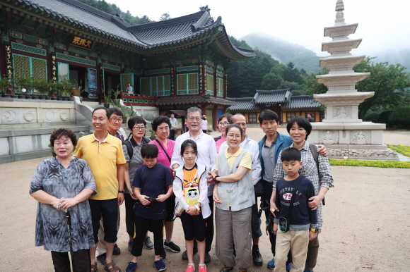 31일 오전, 휴가 2일차인 문재인 대통령은 오대산 상원사길을 걸었다. 길을 걸으며 시민들과 기념사진과 인사를 나누고 있다. 청와대 제공