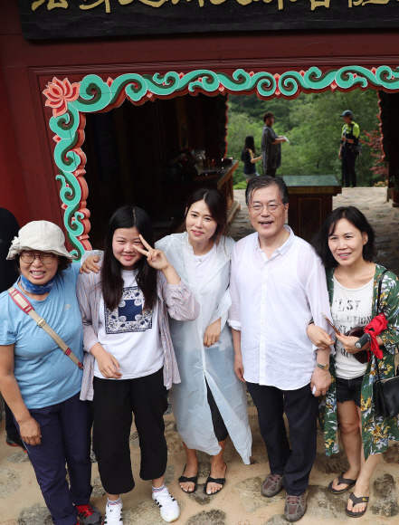 31일 오전, 휴가 2일차인 문재인 대통령은 오대산 상원사길을 걸었다. 길을 걸으며 시민들과 기념사진과 인사를 나누고 있다. 청와대 제공