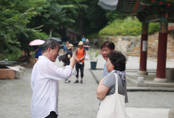 31일 오전, 휴가 2일차인 문재인 대통령은 오대산 상원사길을 걸었다. 길을 걸으며 시민들과 기념사진과 인사를 나누고 있다. 청와대 제공