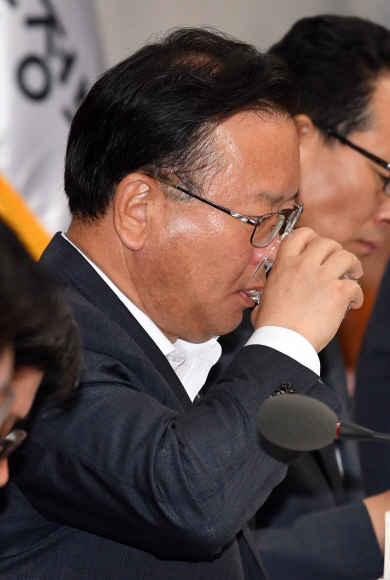 1일 정부서울청사에서 열린 국무회의에 참석한 김부겸 행안부 장관이 물을 먹고 있다. 박지환 기자 popocar@seoul.co.kr