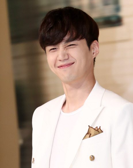 김선호, 찡그려도 미남