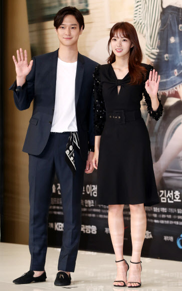 고경표-채수빈, 블랙으로 깔맞춤