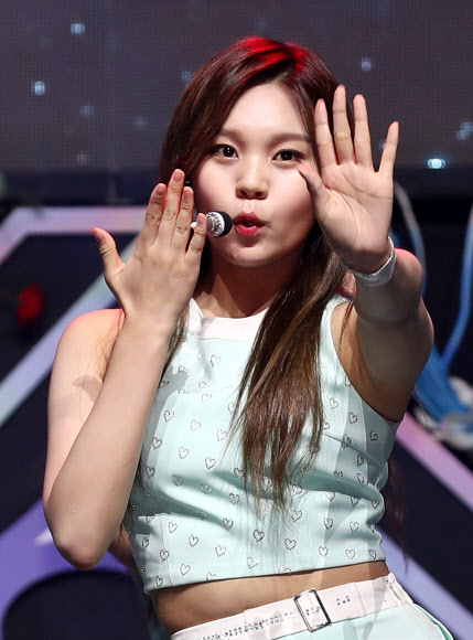 여자친구 엄지, 돋보이는 무대