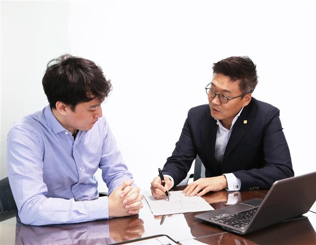 ‘백만달러 원탁회의’(MDRT) 회원인 김인교(오른쪽) 교보생명 재무설계사가 1일 30대 회사원에게 재무컨설팅을 해 주고 있다. INR 제공