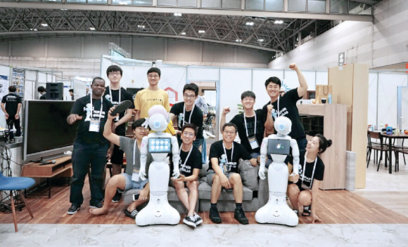 서울대 장병탁 교수 연구팀이 지난달 30일 일본 나고야에서 열린 ‘2017 국제 로보컵 대회’에 참가해 인공지능 로봇 오페어와 함께 사진 촬영을 하고 있다. 서울대 제공