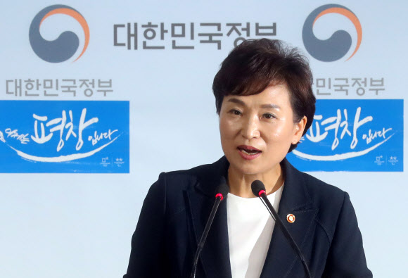 김현미 장관 ”시장 상황 따라 분양상한가 적용”