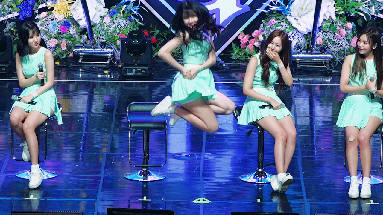 걸그룹 여자친구 멤버 예린이 청순 포즈를 선보이고 있다.