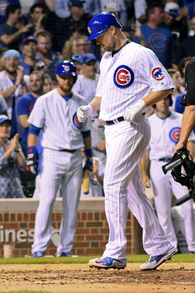 왜 이렇게 어색하지. 커리어 첫 홈런을 날린 존 레스터가 어색하게 홈플레이트 근처에 다가가고 있다. 시카고 AP 연합뉴스
