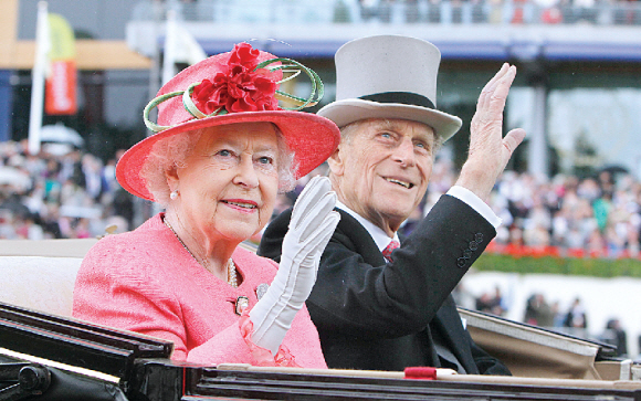 영국 엘리자베스 2세 여왕의 남편 필립공(오른쪽)이 지난 6월 16일 여성의 날 기념 퍼레이드에서 마차를 타고 사람들에게 손을 흔들고 있다. 필립공은 2일65년간의 공무 수행을 끝냈다. 런던 AP 연합뉴스