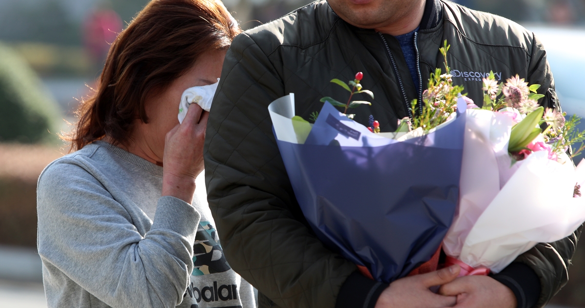 17일 오전 광주고등법원에서 열린 ‘익산 약촌오거리 살인사건’ 재심에서 무죄를 선고받은 최모(32·당시 16)씨가 광주 동구 지산동 광주고검 앞에서 기자회견을 하고 있다. 모친이 최씨 팔에 기대어 눈물을 훔치고 있다. 2016.11.17  연합뉴스