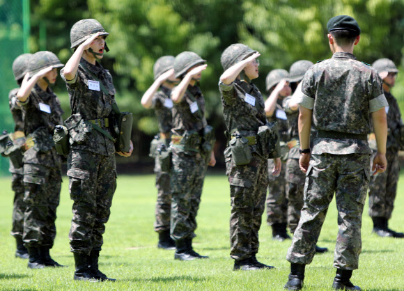 여고생들 군복입고 제식훈련