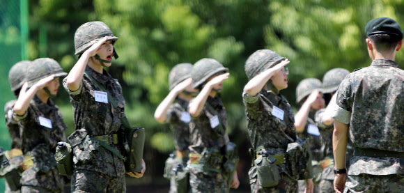 여고생들의 경례법