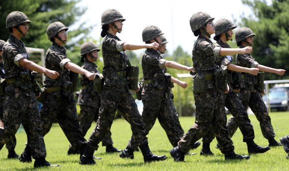 여고생들 군복입고 제식훈련