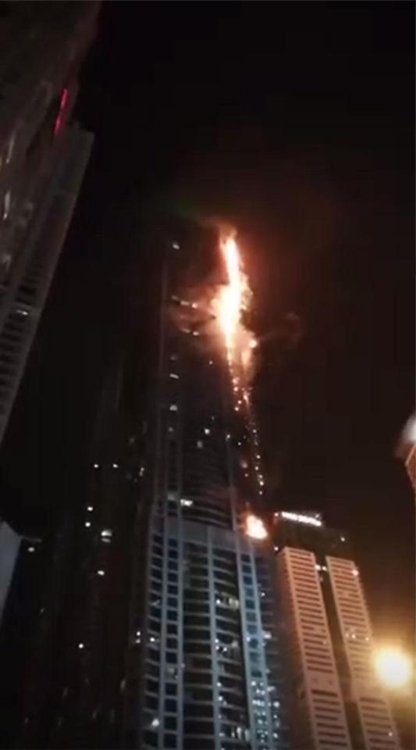두바이 토치 타워 대형 화재