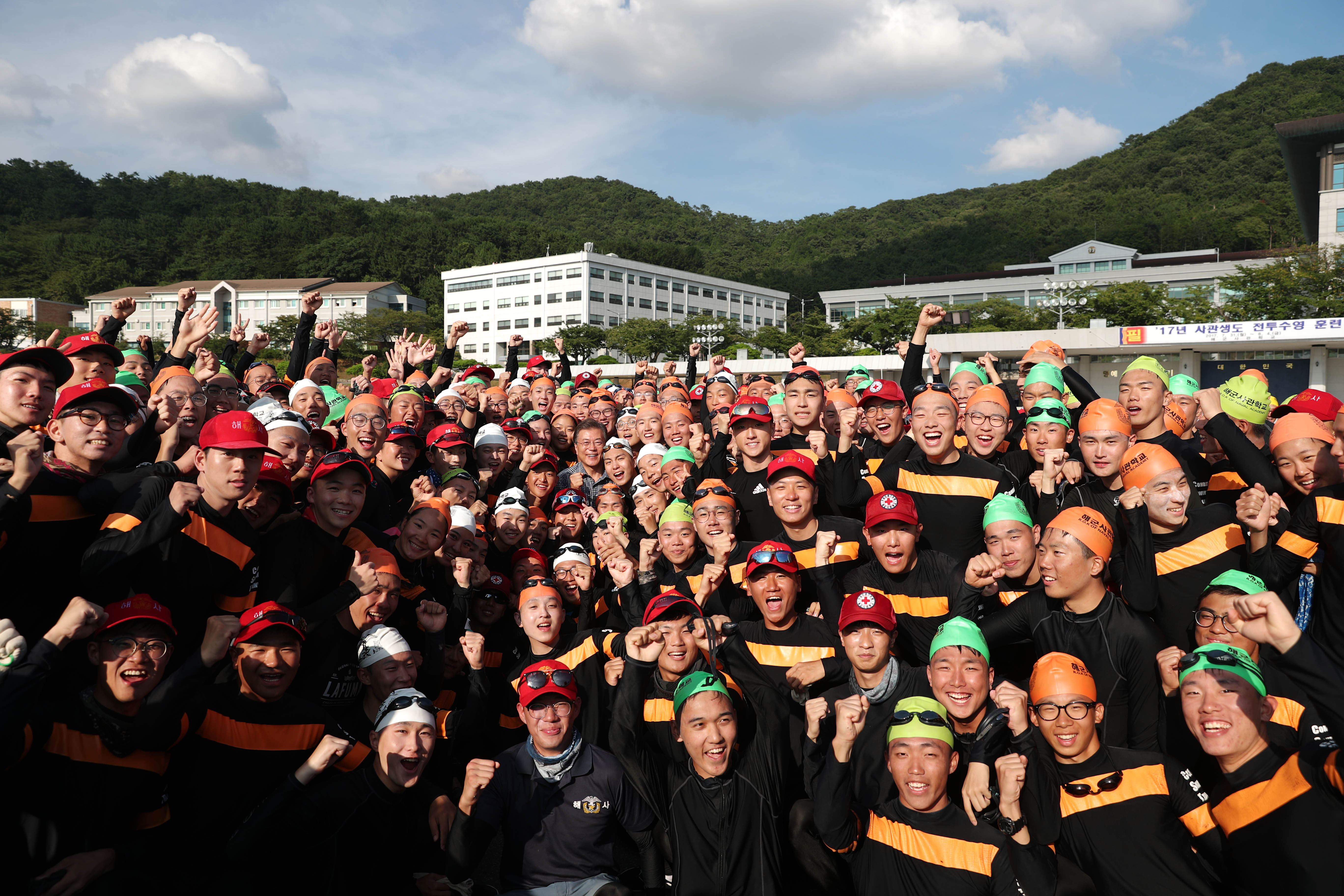 진해 공관에서 휴가중인 문재인 대통령이 지난 3일 거북선 모형함을 방문하기 위해 이동하던중 해군사관학교 생도들의 전투 수영 훈련을 목격하고 버스에서 내려 생도들을 격려한후 기념사진을 찍고 있다.  청와대제공