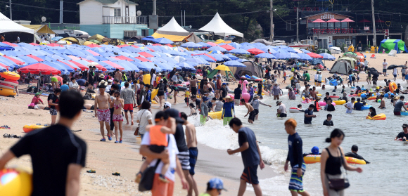 폭염이 계속 되는 가운데 4일 인천 중구 을왕리 해수욕장에서 시민들이 물놀이를 즐기고 있다.  박윤슬 기자 seul@seoul.co.kr