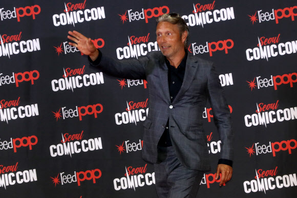 배우 매즈 미켈슨이 4일 오후 서울 강남구 코엑스에서 열린 ’2017 코믹콘 서울’ 오프닝 행사에 참석해 팬들을 향해 손을 흔들고 있다.   연합뉴스