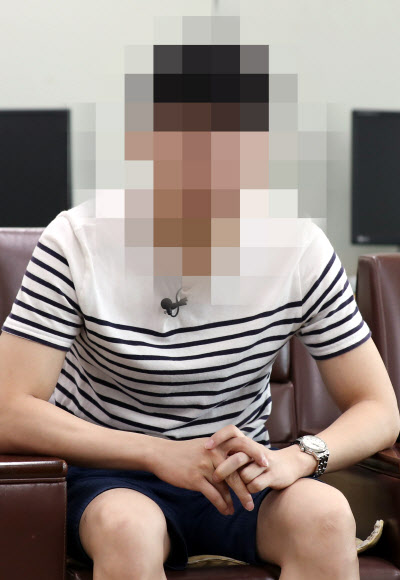 4일 오전 모처에서 박찬주 제2작전사령관(육군대장) 관사에서 근무했던 공관병 A씨가 취재단과 인터뷰를 하고 있다. A씨는 이날 박 사령관 관사에서 근무했던 당시 빨래 등 사적인 업무를 수행했다며 박 사령관 가족의 ’갑질’을 털어놨다.  연합뉴스