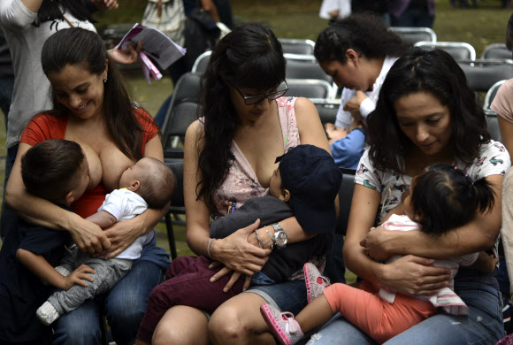 5일(현지시간) 멕시코 멕시코시티 차풀테펙 공원에서 열린 ‘Big Latch On(대규모 모유 수유)’ 축제에서 엄마들이 아이에게 모유 수유를 하고 있다. 유니세프가 주관하는 이 축제는 모유 수유에 대한 전 세계적인 지지를 증진하는 것을 목표로 하고 있다. AFP 연합뉴스
