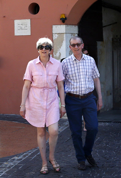 휴가 중인 테리사 메이(왼쪽) 영국 총리가 지난달 25일 이탈리아 북부 휴양지 데센자노 델 가르다에서 남편 필립과 함께 산책하고 있다. 데센자노 델 가르다 AP 연합뉴스