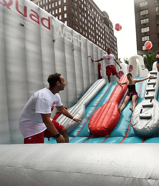 5일(현지시간) 미국 뉴욕 맨해튼 거리에 개장한 ‘LG 쿼드워시 워터파크’에서 시민들이 물놀이를 즐기고 있다. LG전자 제공