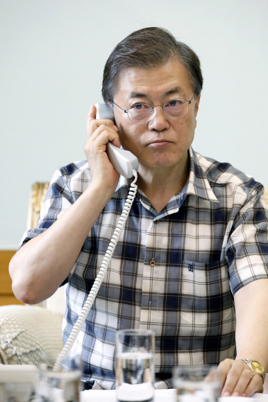 문재인 대통령이 7일 오전 청와대 관저에서 도널드 트럼프 미국 대통령과 통화하고 있다. 2017.8.7 청와대제공