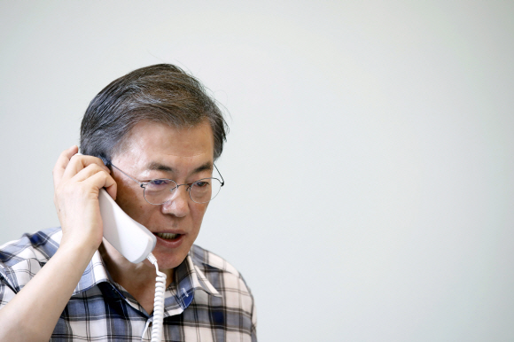 문재인 대통령이 7일 오전 청와대 관저에서 도널드 트럼프 미국 대통령과 통화하고 있다. 2017.8.7 청와대제공