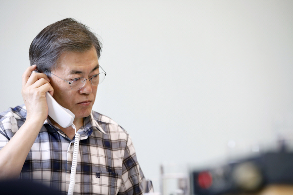 문재인 대통령이 7일 오전 청와대 관저에서 도널드 트럼프 미국 대통령과 통화하고 있다. 2017.8.7 청와대제공