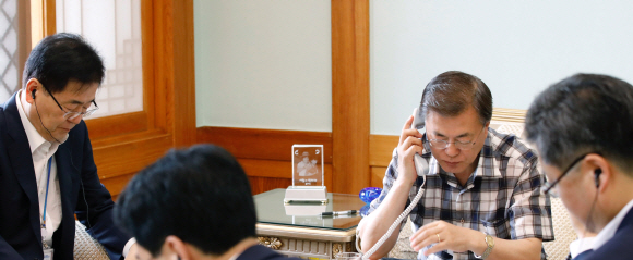 문재인 대통령이 7일 오전 청와대 관저에서 도널드 트럼프 미국 대통령과 통화하고 있다. 2017.8.7 청와대제공