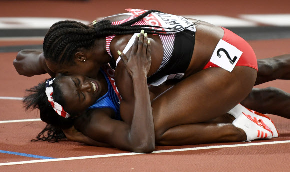 미국 토리 보위(아래)가 6일(현지시간) 영국 런던에서 열린 ‘2017 런던 세계육상선수권대회’ 여자 100m 결승전에서 우승을 차지하고 트리니다드토바고 Kelly-Ann Baptiste의 축하를 받고 있다. EPA 연합뉴스